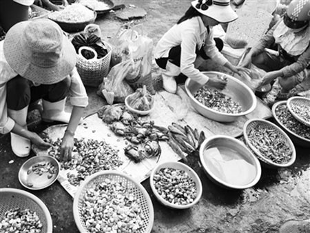 Người về họp chợ mang theo các loại đặc sản ở quê hương mình như các đồ thủ công mỹ nghệ, tôm, cá, thịt heo rừng, mật ong, gà, vịt, bánh, kẹo, đồ chơi trẻ em...