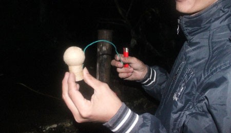 Một tay chơi giới thiệu loại pháo hoa cối chuẩn bị được đốt.