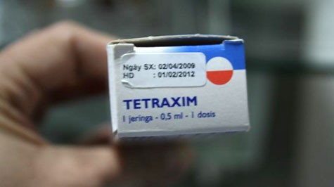 Vỏ hộp của liều văcxin Tetraxim mà chị Trang giữ lại có phần phụ chú rất rõ ràng của nhà nhập khẩu: Ngày sản xuất: 2-4-2009, hạn sử dụng: 1-2-2012 - Ảnh: Như Quỳnh