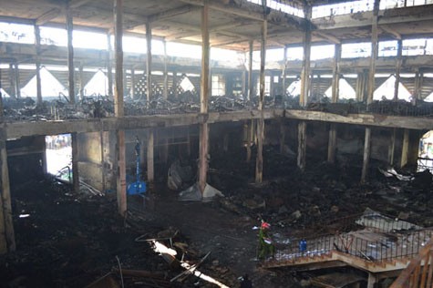 Hoang tan bên trong chợ Quảng Ngãi sau vụ cháy. (ảnh: TNO)