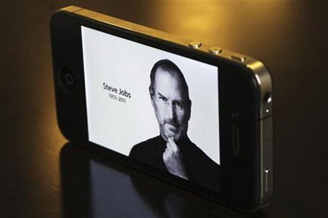 Hình ảnh Steve Jobs trên một chiếc iPhone - Ảnh: Reuters