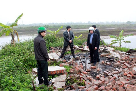 Ông Lượng (áo sơ mi xanh) trong chuyến thị sát thực tế tại khu đầm nhà ông Vươn.