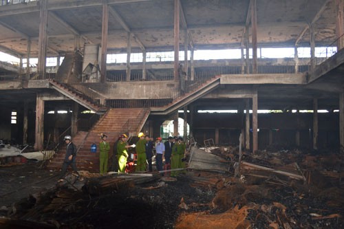Các cơ quan chức năng đang tiến hành điều tra tại hiện trường vụ cháy chợ Quảng Ngãi. (ảnh: Thanh Niên)