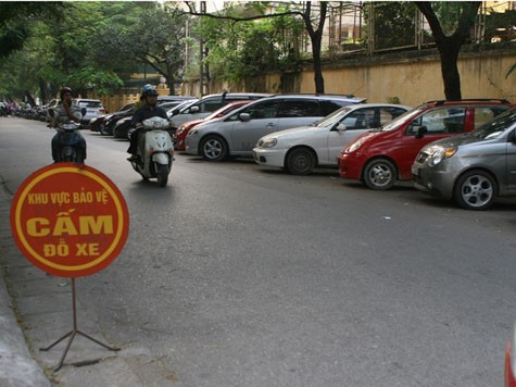 Lòng đường, vỉa hè tại nhiều tuyến phố ở Hà Nội sẽ bị cấm giữ xe. (Ảnh: TPO)