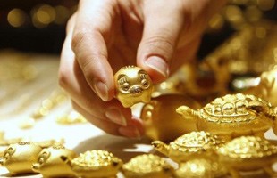 Mặc dù giảm mạnh nhưng giá vàng trong nước sáng nay (ngày 5/10) vẫn cao hơn giá thế giới khoảng 3,7 triệu đồng/lượng.