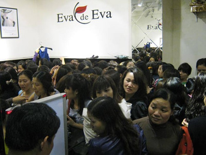 Tuần vừa qua, người dân Hà Thành không khỏi ngỡ ngàng khi chứng kiến cảnh chen lấn, xô đẩy nhau khi Eva de Eva khuyến mại giảm giá 50% các mựt hàng trong thời gian "đánh đố" người tiêu dùng (Ảnh: Đất Việt)
