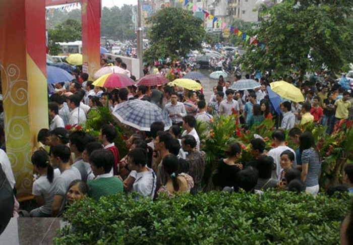 Ngay từ sáng sớm, hàng trăm người dân từ khắp các nơi đã đổ dồn về trước cửa siêu thị Pico (Tây Sơn) dẫn đến cảnh tượng chen lấn xô đẩy nhau.