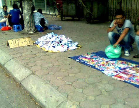 "Chẳng biết chính xác ở đâu, người ta cứ mang hàng đến, mình nhận thôi" - Các tiểu thương buôn bán khẩu trang nơi vỉa hè, chợ cóc đều thừa nhận như vậy!