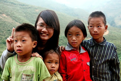 Bạn Nguyễn Thị Hậu (sinh viên trường Học viện Báo chí và tuyên truyền) cảm thấy xót xa khi trời rất lạnh nhưng các em vẫn mặc 1 áo, thậm chí là áo cộc tay.