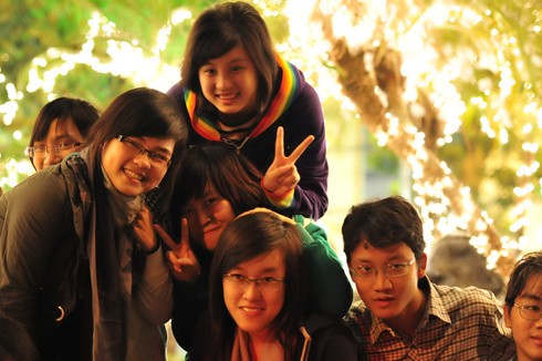 Nhiều bạn trẻ đã lưu lại những khoảnh khắc đáng nhớ nhất tại Hồ Gươm lễ Noel về. (Ảnh: VNE)