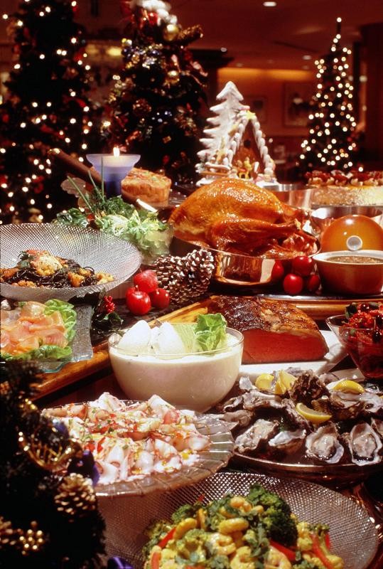 Hòa mình vào không khí rộn ràng và thưởng thức tiệc tự chọn quốc tế với hàng loạt các món ăn Giáng sinh truyền thống là một lựa chọn hoàn hảo để tận hưởng hương vị Noel tại khách sạn đẳng cấp 5 sao Hilton.