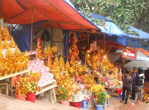 Cận Tết, khách vắng vẻ, nhiều chủ cửa hàng sắp lễ nhàn rỗi, đứng tụ tập nhau nói chuyện.