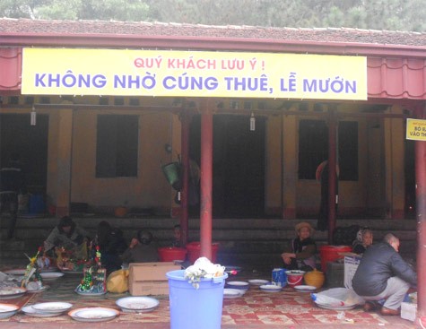 Mặc dù, ban quản lý đền treo nhiều bảng hiệu nhắc nhở về việc cúng thuê, lễ mướn nhưng dịch vụ này vẫn rất hút khách và hái ra tiền mỗi dịp đầu năm, cuối năm.