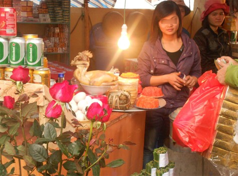 Để có một mâm lễ tạ Bà, khách thập phương phải chi khoảng vài trăm tới hàng triệu đồng tiền mặt.