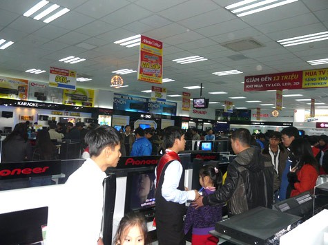 Siêu thị điện máy Media Mart (Hà Nội) khai xuân bằng chương trình khuyến mại “Quà tặng đầu năm, trăm điều may mắn - Đại tiệc số” với 2.000 quà tặng hấp dẫn.