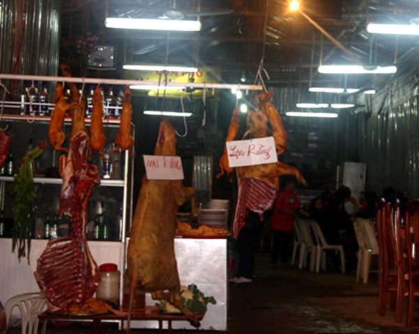 Năm nay, các quầy hàng ăn nằm san sát ngay cửa đền, chùa vẫn “câu khách” bằng việc trưng ra đủ các loại thú tươi sống được xẻ thịt nham nhở từ hươu, nai, nhím, thỏ, cầy hương... (Ảnh: Dân Trí)