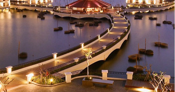 InterContinental Hanoi Westlake được xem là công trình khách sạn “độc nhất vô nhị”, thiết kế theo phong cách Việt Nam đương đại, “nổi’ trên mặt nước hồ Tây, một hồ đẹp và lớn nhất Hà Nội.