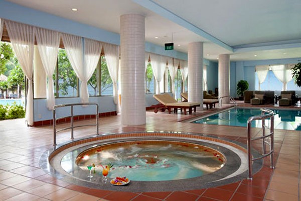 Bể bơi spa trong nhà.