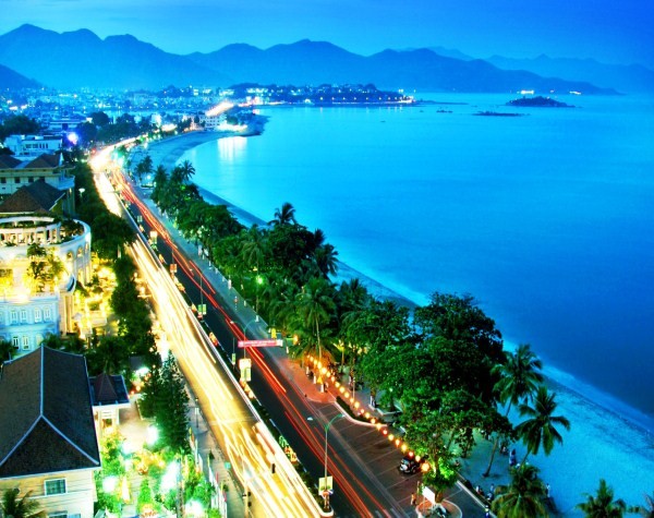 Nha Trang – Dốc Lết Nơi đây có Khu Du Lịch Diamond Bay – nơi diễn ra cuộc thi hoa hậu Hoàn Vũ 2008 với quần thể du lịch tuyệt đẹp quần tụ nhiều loại hình nghỉ dưỡng và vui chơi giải trí. Du khách được tự do tắm biển, tham gia nhiều trò chơi: nhảy dù, lặn biển. Ngoài ra, bạn còn có cơ hội tham quan Khu Du Lịch Suối Khoáng Tháp Bà với Dịch Ôn Tuyền Thủy Liệu Pháp, ngâm nước khoáng nóng và hưởng trọn một đêm thần tiên tại Nha Trang với khí hậu ôn hòa, mát mẻ.