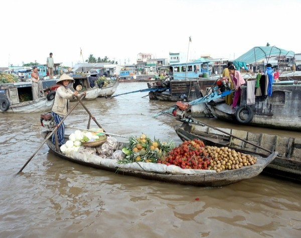 Châu Đốc – Hà Tiên – Rạch Giá – Cần Thơ Quý khách được thăm các làng nghề tại Châu Đốc, tham quan chùa Vạn Linh, chùa Phật Lớn, hồ Thủy Liêm, đặc biệt viếng tượng Phật Di Lặc cao nhất Đông Nam Á. Trong ngày 8/3, còn gì tuyệt vời hơn cho chị em phụ nữ khi được du ngoạn Bến Ninh Kiều, thăm thú sông Cần Thơ, ngắm cầu Quang Trung, đến chợ nổi Cái Răng, tìm hiểu về văn hóa của những con người vùng sông nước (Giá tour tham khảo 2.990.000 đ cho khách hàng đăng ký tại Thành phố Hồ Chí Minh, kéo dài trong 4 ngày).