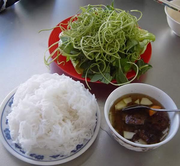 Và món bún trở thành món ăn lót dạ thay cơm trong mùa nóng. Làng bún Phú Đô (Mễ Trì, Hà Nội), mỗi ngày, cung ứng cho riêng thị trường Hà Nội từ 50-60 tấn bún/ngày.