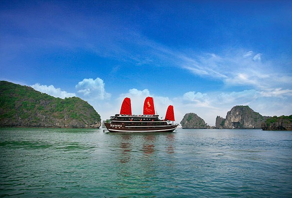 Syrena Cruises gồm hai loại phòng là phòng Deluxe và phòng Suite. Tất cả các phòng đều có view nhìn ra biển, được thiết kế bằng gỗ hương và các chi tiết nội thất được chạm khắc hoàn toàn bằng tay. Giá phòng Deluxe cho 2 người ngủ 2 ngày/1 đêm trên Syrena từ 7.500.000 VND.