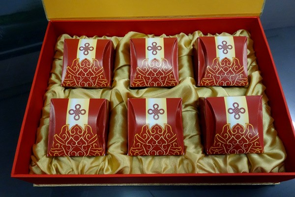 Màu đỏ và vàng sang trọng, quý phái vẫn được coi là màu đặc trưng của bánh Trung thu Daewoo.