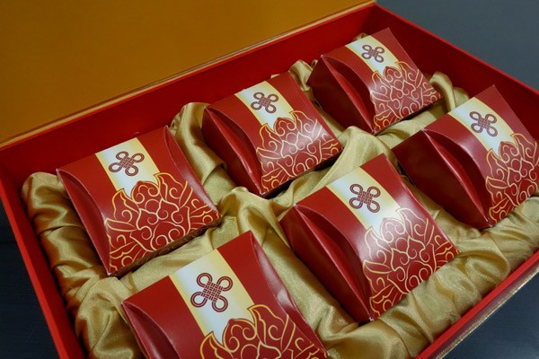Mỗi hộp bánh bao gồm 6 chiếc bánh nhỏ: 2 nhân sen trắng, 2 nhân khoai môn, 1 nhân cốm và 1 nhân hạt dẻ.