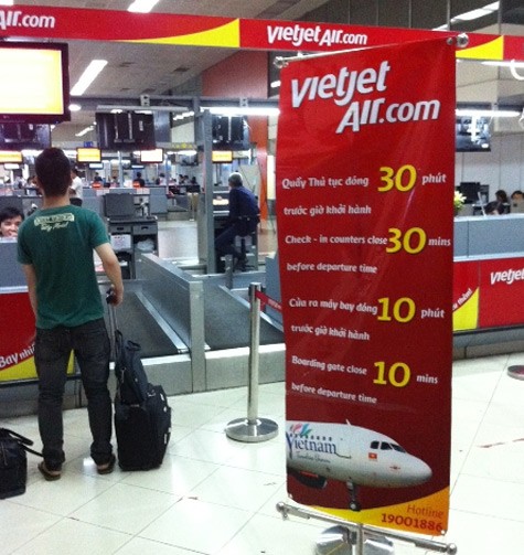 Trong 3 ngày (10, 11 và 12/10/2012), VietJetAir mang lại cơ hội bay đến mọi miền đất nước cho hành khách với chương trình “10.000 đồng - Bay khắp Việt Nam” và số lượng vé lớn nhất chưa từng có 100.000 vé.