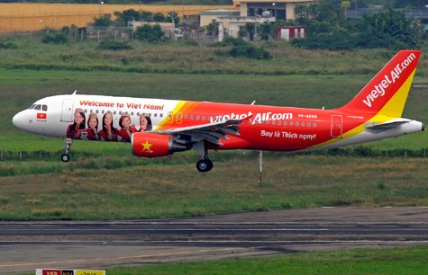 Sơn tàu bay của VietJetAir mang sắc vàng – đỏ sinh động, đậm chất Việt Nam. Hãng cũng tiên phong sơn lên máy bay biểu tượng du lịch Việt Nam như lời cam kết mạnh mẽ trong việc thúc đẩy phát triển du lịch.