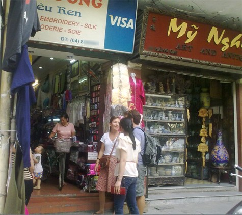 Không ít các cửa hàng người Việt trên phố Cổ bằng cách này hay cách khác luôn "đuổi khéo" người Việt khi khách bước vào mua hàng.