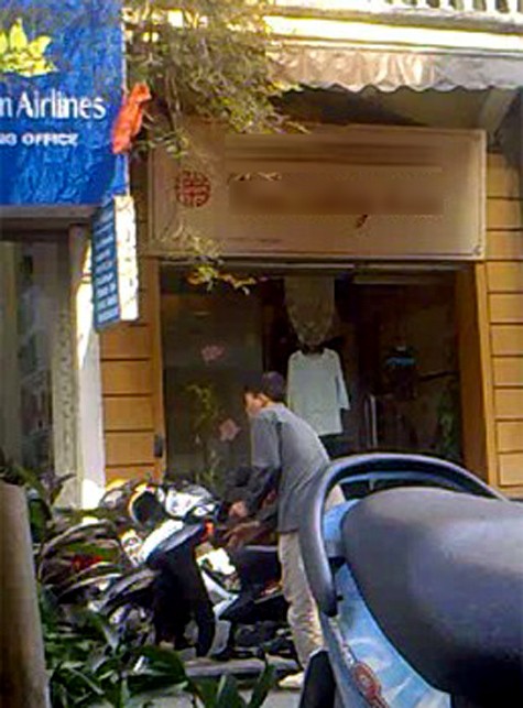 Một khách Việt muốn mua hàng tại đây phải ra đứng đợi ngoài cửa, hết khách (đang mua hàng trong quầy) thì mới được vào.