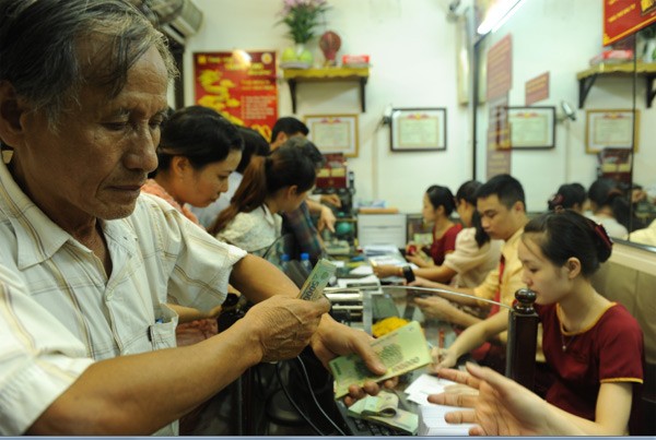 Tại các cửa hàng vàng như: Bảo Tín Minh Châu, Phú Quý, Doji... trên đường Trần Nhân Tông (Hai Bà Trưng, Hà Nội), ngay từ khi mở cửa giao dịch, khách đến mua vàng đông hơn hẳn ngày thường.