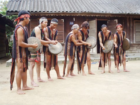 Vào những ngày hội, hình ảnh những vòng người nhảy múa quanh ngọn lửa thiêng, bên những vò rượu cần trong tiếng cồng chiêng vang vọng núi rừng, tạo cho Tây Nguyên một không gian lãng mạn và huyền ảo. Cồng chiêng do vậy góp phần tạo nên những sử thi, những áng thơ ca đậm chất văn hóa Tây Nguyên vừa lãng mạn, vừa hùng tráng (Ảnh: Internet).