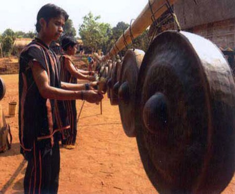 Cồng chiêng Tây Nguyên là Di sản văn hóa mang đậm dấu ấn thời gian và không gian. Từ chủng loại, phương pháp kích âm, biên chế và thang âm cho đến hệ thống bài bản và nghệ thuật diễn tấu, chúng ta sẽ bắt gặp những gì của một dải nghệ thuật đa diện từ đơn giản đến phức tạp, từ ít đến nhiều, từ đơn tuyến đến đa tuyến...(Ảnh: Internet)