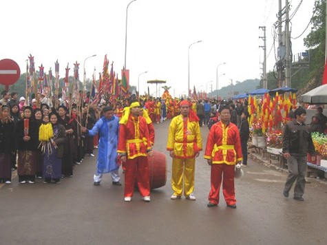 Hội Gióng ở Sóc Sơn và Hội Gióng ở xã Phù Đổng có ý nghĩa và hoàn chỉnh hơn những nơi khác, từ ý tứ truyền thuyết đến nghệ thuật diễn xướng. Ở nhiều địa điểm thuộc địa bàn Hà Nội và các khu vực lân cận như quận Long Biên, huyện Từ Liêm, huyện Thường Tín cũng tổ chức Lễ hội Gióng. Thánh Gióng, là một trong "tứ Thánh bất tử" của tín ngưỡng dân gian Việt Nam chính vì vậy Lễ hội Gióng cũng được xem là một trong những lễ hội lớn của dân tộc (Ảnh: Internet).