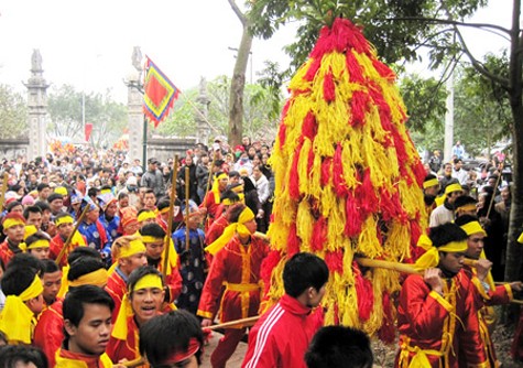 Ngày khai hội, dân làng và khách thập phương dâng hương, đúng nửa đêm có lễ khai quang - tắm cho pho tượng Thánh Gióng. Nghi lễ chủ yếu trong ngày chính hội là dâng hoa tre ở đền Thượng (thờ Thánh Gióng) và chém tướng giặc. Hoa tre được làm bằng những thanh tre dài khoảng 50cm, đường kính khoảng 1cm, đầu được vót thành xơ và nhuộm màu. Sau lễ dâng hoa, tre được tung ra trước sân đền cho người dự hội lấy để cầu may (Ảnh: Internet).