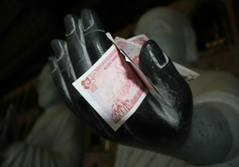 Trên tay, dưới chân các tôn giả, bồ tát là từng đống tiền lẻ mà những người mê muội đặt vào (Ảnh: Internet).
