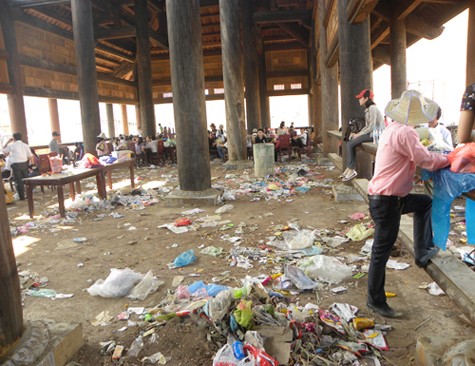 Khu hành lang trong chùa cũng biến thành bãi rác thải với đủ "chủng loại" rác do du khách vứt xuống (Ảnh: Internet).