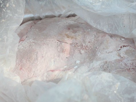 Số thịt thối trên bao gồm chân gà, vú heo đã qua ướp lạnh, bốc mùi hôi. Trên thùng xốp và túi đựng có chữ Trung Quốc. Hiện các cơ quan chức năng đang điều tra làm rõ.