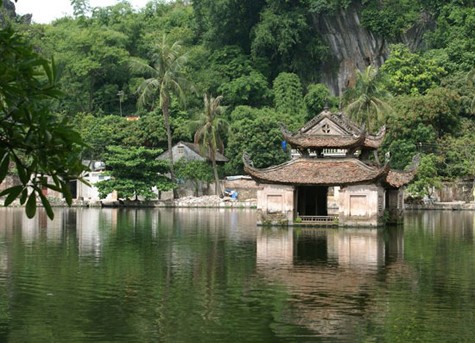 Chùa Thầy còn gọi là chùa Cả, tên chữ là: "Thiên Phúc Tự" thuộc xã Sài Sơn, huyện Quốc Oai, tỉnh Hà Tây (cũ), nay là Hà Nội. Núi Sài Sơn có tên Nôm là núi Thầy, nên chùa được gọi là chùa Thầy (Ảnh: Internet).