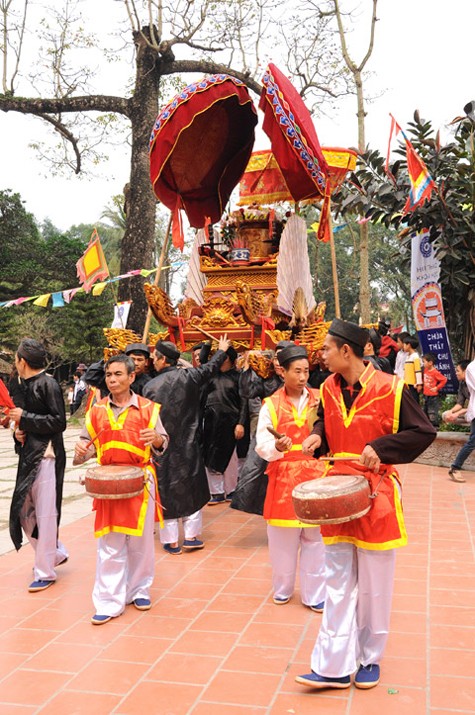 Hội chùa Thầy diễn ra từ ngày mùng 5 đến ngày mùng 7 tháng ba Âm lịch hàng năm. Trong ngày hội, nhiều tăng ni từ các nơi khác trong vùng cùng về đây dự lễ trong những bộ cà-sa trang trọng, tay cầm gậy hoa, miệng tụng kinh trong tiếng mõ trầm đều. Lễ cúng Phật và trai đàn - một diễn xướng có tính chất tôn giáo - được thực hiện có sự phối hợp của các nhạc cụ dân tộc. Nhưng hội chùa Thầy không chỉ có những nghi thức tôn giáo. Ở đây còn có trò múa rối nước mang đậm sắc thái dân gian mà ngày nay có tiếng vang ở nhiều nước (Ảnh: Internet) .