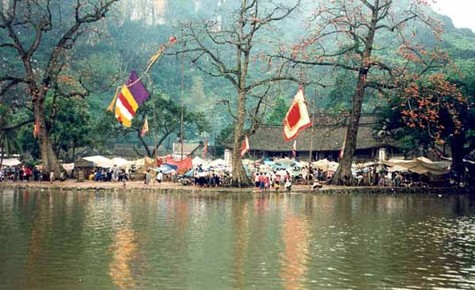 Hội chùa Thầy diễn ra từ ngày mùng 5 đến ngày mùng 7 tháng ba Âm lịch hàng năm. Trong ngày hội, nhiều tăng ni từ các nơi khác trong vùng cùng về đây dự lễ trong những bộ cà-sa trang trọng, tay cầm gậy hoa, miệng tụng kinh trong tiếng mõ trầm đều. Lễ cúng Phật và trai đàn - một diễn xướng có tính chất tôn giáo - được thực hiện có sự phối hợp của các nhạc cụ dân tộc. Nhưng hội chùa Thầy không chỉ có những nghi thức tôn giáo. Ở đây còn có trò múa rối nước mang đậm sắc thái dân gian mà ngày nay có tiếng vang ở nhiều nước (Ảnh: Internet) .