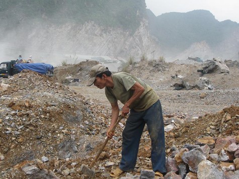 Dẫu biết là bao hiểm nguy đang rình rập quanh mình nhưng với họ - những người “thợ đá” tại các mỏ khai thác đá thuộc thị trấn Kiện Khê (Thanh Liêm, Hà Nam) nói riêng và những người thợ khai thác đá khắp nơi trên cả nước vẫn sẵn sàng chấp nhận đánh đổi tất cả vì cuộc mưu sinh nơi mỏ đá đầy nghiệt ngã.