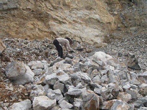 Tại mỏ đá, hình ảnh không hiếm mà ta có thể dễ dàng bắt gặp đó là những bóng hồng chính là những “nữ phu đá” - do không có sức khỏe để có thể "treo" mình trên vách đá thì họ chọn cho mình cách mưu sinh khác là công việc bốc, đập những khối đá nhỏ hơn.