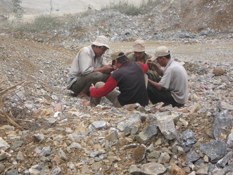 Phút nghỉ ngơi, giải lao của những “thợ đá”, "phu đá" sau những giờ vắt kiệt sức lao động của mình để đối lấy những miếng cơm, manh áo cho bản thân và gia đình.