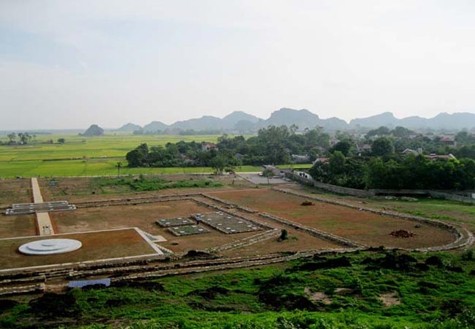 Thành nhà Hồ còn chứng minh sự tỉ mỉ, kỳ công, tài hoa điêu luyện của con người thời bấy giờ về mặt thao tác kỹ thuật thủ công liên hoàn như: Khai thác đá, gia công đá, vận chuyển các khối đá nặng từ 10 - 26 tấn; cách xử lý móng nền đá, nâng các khối đá lớn lên độ cao trên 10m, vừa đảm bảo được công năng kiến trúc, vừa đáp ứng yêu cầu mỹ thuật cần thiết của một đô thành (Ảnh: Hoàng Sơn).