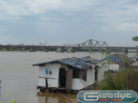 Bãi giữa sông Hồng ngay dưới chân cầu Long Biên là nơi sinh sống của hơn 20 hộ dân thuộc phường Ngọc Thụy (quận Long Biên, Hà Nội)