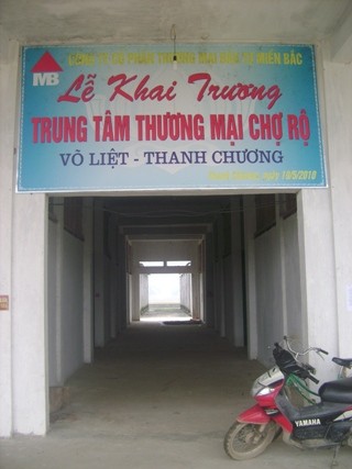 Mặc dù đã khai trương tử ngày 19/5/2011 nhưng cho đến nay khu TTTM chợ Rộ thuộc xã Võ Liệt, huyện Thanh Chương, Nghệ An vẫn không có tiểu thương vào buôn bán