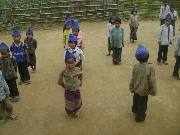 Nhà nghèo, cuộc sống đồng bào dân tộc Khơ - Mú còn lạc hậu nên học sinh nơi đây cũng thiếu thốn đủ bề